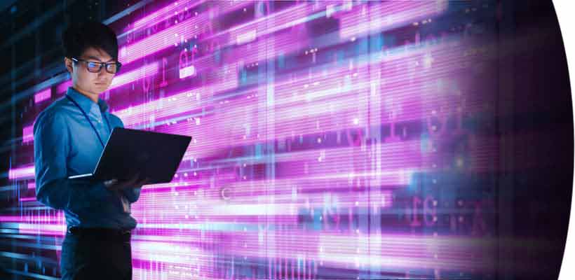 persona revisando infraestructura de TI