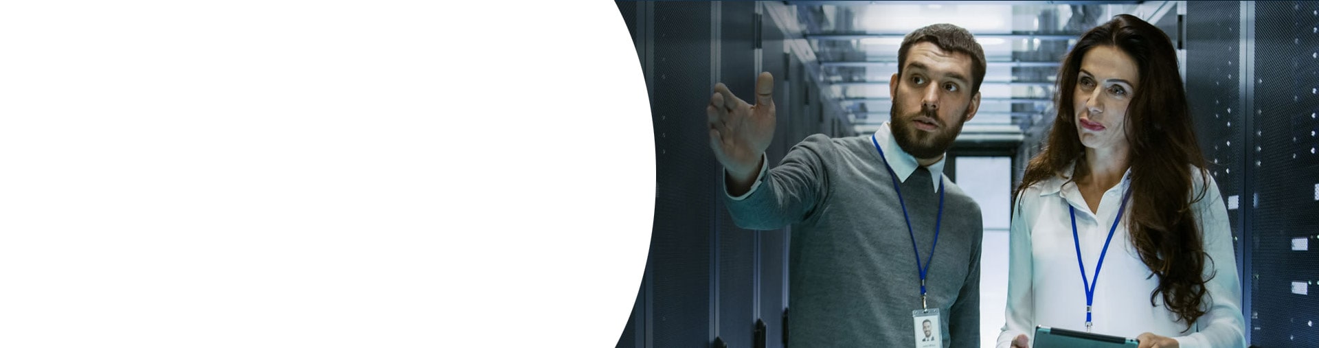 Personas revisando servidores de hospedaje de información